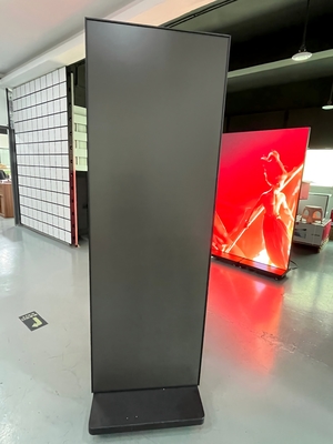 1Display a LED a.86mm Pixel Pitch con frequenza di aggiornamento 3840Hz e luminosità di 800nits per la pubblicità in negozio
